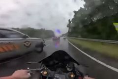 Απίστευτο! Περιπολικό «πατάει» αναβάτη μετά από καταδίωξη (video)