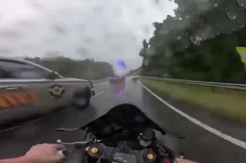 Απίστευτο! Περιπολικό «πατάει» αναβάτη μετά από καταδίωξη (video)