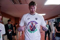 Συγκινητική κίνηση από τη Μάλαγα με μπλουζάκια στήριξης στον Τάισον Κάρτερ (pics)