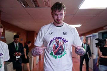 Συγκινητική κίνηση από τη Μάλαγα με μπλουζάκια στήριξης στον Τάισον Κάρτερ (pics)