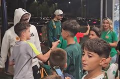 Η υπέροχη έκπληξη των μικρών φίλων του Παναθηναϊκού στους παίκτες στο αεροδρόμιο της Ρόδου (vid)