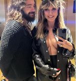 Η Χάιντι Κλουμ εμφανίστηκε γυμνόστηθη σε αγώνα της Formula 1 παρέα με το σύζυγο της