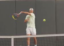 Έναν χρόνο μετά την απόσυρση, ο Ράφα Ναδάλ επέστρεψε στα κορτ (vid)