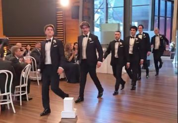 Η εντυπωσιακή είσοδος ενός γαμπρού με τον ύμνο του Champions League που έγινε viral