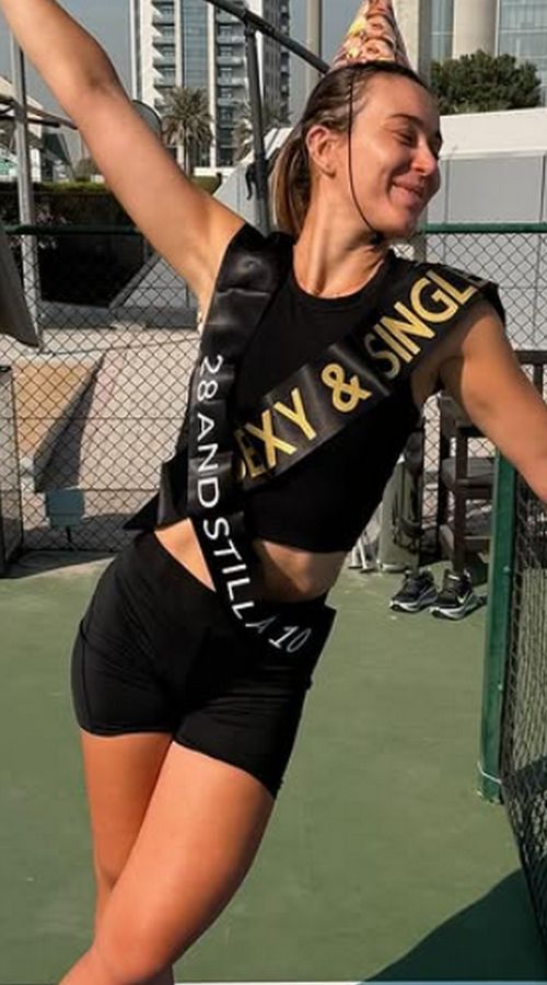 Η Μπαντόσα… φωνάζει «σέξι και ελεύθερη» μετά τον χωρισμό της από τον Τσιτσιπά