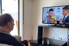 Ο θρυλικός Μπιλάρδο μετά τον Μαραντόνα παρακολούθησε και τον Μέσι με το τρόπαιο