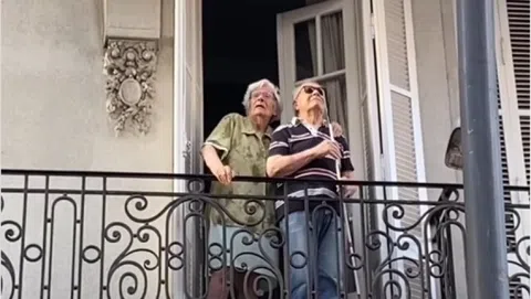 Συγκλονιστικό βίντεο: Τυφλός άνδρας πανηγυρίζει στο μπαλκόνι του τη νίκη της Αργεντινής (vid)