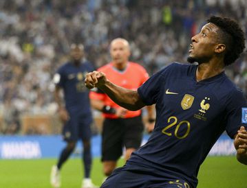 Ο Κομάν έγινε δέκτης ρατσιστικών σχολίων και η Μπάγερν τον στήριξε (pic)