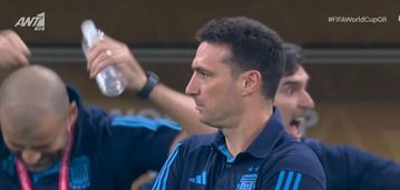 Αυτά μόνο ο Σκαλόνι: Ατάραχος και ο μόνος Αργεντινός που δεν πανηγύρισε τα γκολ (vid)