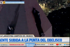 Χαμός στην Αργεντινή: Οπαδός της «Αλμπισελέστε» κρεμάστηκε στον Οβελίσκο για να πανηγυρίσει (vid)