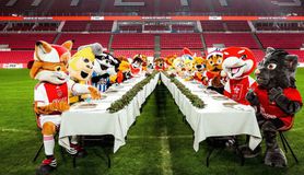 Όμορφή κίνηση από την Αϊντχόφεν: Έκανε το τραπέζι στις μασκότ όλων των ομάδων