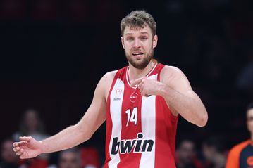 Βεζένκοφ για Μόρις: «Θα μας βοηθήσει με το IQ και την δύναμή του»