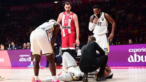 Σε καροτσάκι και βουρκωμένος ο Τραορέ μετά τον τραυματισμό του (pic)