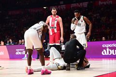 Σε καροτσάκι και βουρκωμένος ο Τραορέ μετά τον τραυματισμό του (pic)