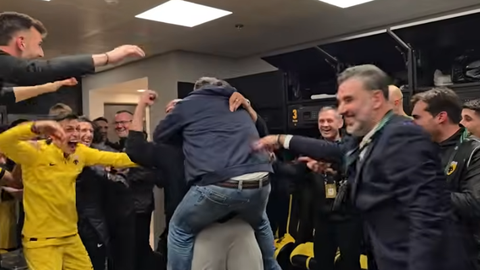 Η αγκαλιά του Ηλιόπουλου στον Μουκουντί και ο χαμός στα αποδυτήρια (vid)