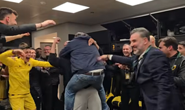 Η αγκαλιά του Ηλιόπουλου στον Μουκουντί και ο χαμός στα αποδυτήρια (vid)