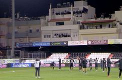 Οπαδοί του ΟΦΗ αποθέωσαν τους παίκτες από τα μπαλκόνια!