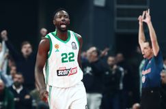 Αφηνιασμένος ο Γκραντ στο πρώτο ημίχρονο με τον Ολυμπιακό (vids)