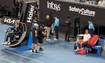 Ο απίθανος λόγος της προσωρινής διακοπής του αγώνα του Τσιτσιπά στο Australian Open (pic)