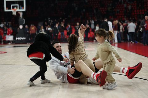 To «κλικ» της βραδιάς - Ο Παπανικολάου παίζει με τις κόρες του (pics)