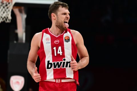 «Φωτιά» ο Ολυμπιακός και νέα 100αρα - Με οδηγό τον απίθανο Σάσα Βεζένκοφ πέρασε το εμπόδιο της Μακάμπι