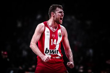 Ο Βεζένκοφ κάνει «μαγικά» και ο Ολυμπιακός έδειξε τον δρόμο για την επιτυχία στο 2ο δεκάλεπτο