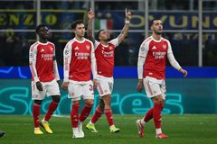 Η Άρσεναλ έφυγε με το διπλό από το Μιλάνο και «κλείδωσε» την κορυφή - Η Σπόρτινγκ του Βαγιαννίδη «σόκαρε» την Παρί