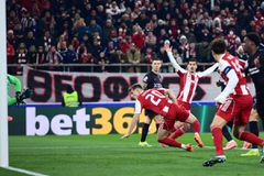 Ο Κοστίνια μετά από κόρνερ του Ροντινέι έκανε το 1-0 για τον Ολυμπιακό και έβαλε «φωτιά» στο Καραϊσκάκης (vid)