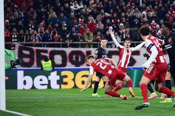 Ο Κοστίνια μετά από κόρνερ του Ροντινέι έκανε το 1-0 για τον Ολυμπιακό και έβαλε «φωτιά» στο Καραϊσκάκης (vid)