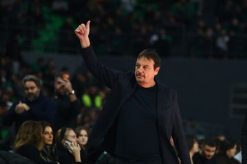 Αποθέωση για Αταμάν από τον κόσμο του Παναθηναϊκού και απάντηση με υψωμένες γροθιές! (vid)