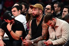 Ο γνωστός τράπερ Snik στα court-seats του ΣΕΦ για τον αγώνα του Ολυμπιακού με τη Μακάμπι