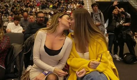 Ιταλία: Το φιλί δύο γυναικών που έκλεψε την παράσταση από το Final 8 (vid)