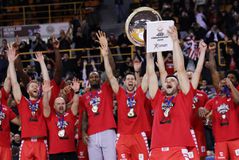 Οι ντόπες, η αποθέωση στον Πάπας και η απονομή: Η παρακάμερα από το Ολυμπιακός - Περιστέρι (vid)