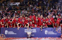 Το «ερυθρόλευκο» γλέντι για την κατάκτηση του Κυπέλλου (vid)