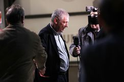 Κρέμασαν μεζούρες στον Σάντος την ώρα που έκανε δηλώσεις έξω από την Τούμπα