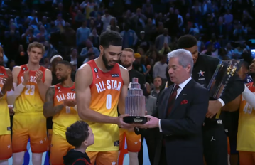 O Τέιτουμ σάρωσε για το χατίρι του Αντετοκούνμπο και η ΤΕΑΜ GIANNIS νίκησε τον ΛεΜπρόν και την παρέα του (vids)