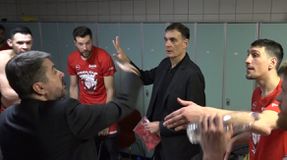 Ο Παπανικολάου «έδωσε» τον Μπαρτζώκα στον Μπαφέ και ο Λαρεντζάκης την έβγαλε στη... ζούλα! - Επικό βίντεο από τα αποδυτήρια του Ολυμπιακού