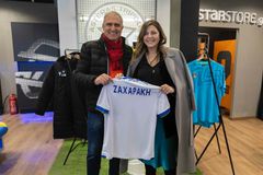 Ο Αστέρας προσέφερε φανέλα της ομάδας με κοινωνικό μήνυμα στην υπουργό Κοινωνικής Συνοχής και Οικογένειας