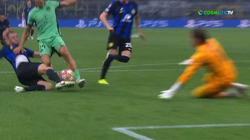 Φοβερό τάκλιν του Ντε Φράι λίγο πριν σουτάρει ο Λίνο