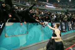 Μία γροθιά παίκτες και κόσμος του ΠΑΟΚ μετά τον αποκλεισμό (gallery)