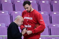 Ο Μιλουτίνοφ με νάρθηκα: Αγωνία στον Ολυμπιακό για το αν θα παίξει στον τελικό (vid)