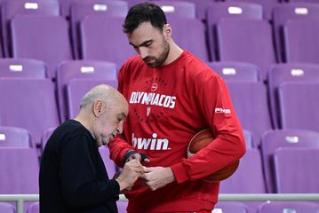 Ο Μιλουτίνοφ με νάρθηκα: Αγωνία στον Ολυμπιακό για το αν θα παίξει στον τελικό (vid)