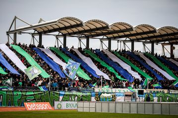 Οπαδός του Λεβαδειακού σκαρφάλωσε - κυριολεκτικά - στα κεραμίδια για να δει το ματς με τον ΟΦΗ! (pics)