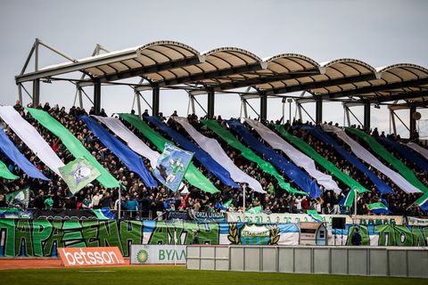 Οπαδός του Λεβαδειακού σκαρφάλωσε - κυριολεκτικά - στα κεραμίδια για να δει το ματς με τον ΟΦΗ! (pics)