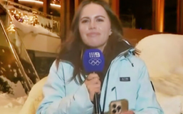 Απίθανο περιστατικό: Δημοσιογράφος εμφανίστηκε μεθυσμένη σε ζωντανή σύνδεση (vid)