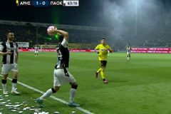 Ο Άρης φωνάζει για το πλάγιο άουτ πριν το πέναλτι - Τι αναφέρει ο κανονισμός