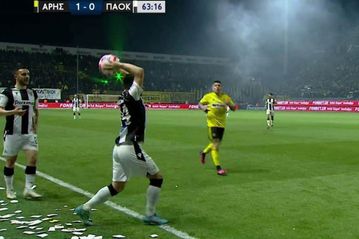 Ο Άρης φωνάζει για το πλάγιο άουτ πριν το πέναλτι - Τι αναφέρει ο κανονισμός