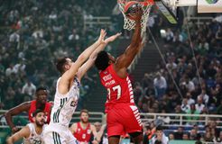 Το... πέσιμο στον Φαλ, το hi 5 Μπαρτζώκα Μπέικον και οι πανηγυρισμοί του Ολυμπιακού στο ΟΑΚΑ (vid)