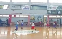 O... μικρός Στέφεν Κάρι από την Κρήτη ευστοχεί από το κέντρο του γηπέδου (vid)