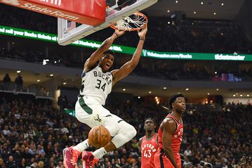 Με triple double του Αντετοκούνμπο και τον πολύτιμο Λόπεζ οι Μπακς νίκησαν στο Μιλγουόκι τους Ράπτορς (vids)